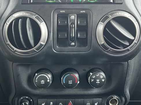 Used 2018 Jeep Wrangler Unlimited Altitude image 31