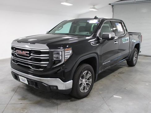 Used 2024 GMC Sierra 1500 SLT AWD/4WD image 4