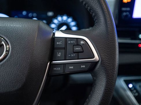 Certified 2025 Toyota Sienna XLE FWD image 20