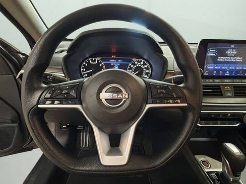 Used 2025 Nissan Altima 2.5 SV FWD image 12