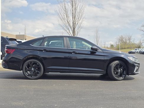 Used 2025 Volkswagen Jetta SE w/ Sunroof Package image 23