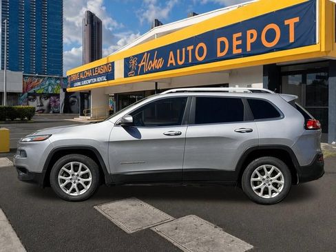 Used 2018 Jeep Cherokee Latitude Plus FWD image 2