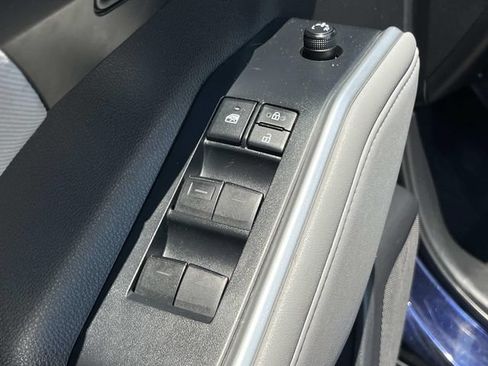 Used 2022 Toyota Highlander LE AWD/4WD image 31