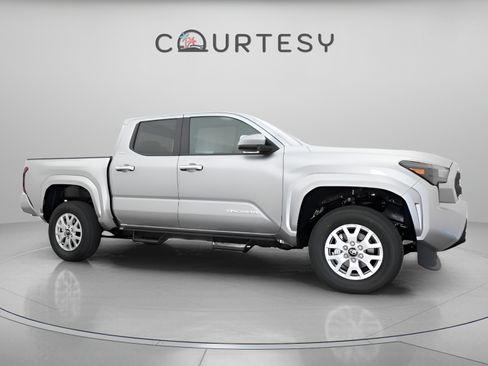 Certified 2026 Toyota Tacoma SR5 AWD/4WD image 17