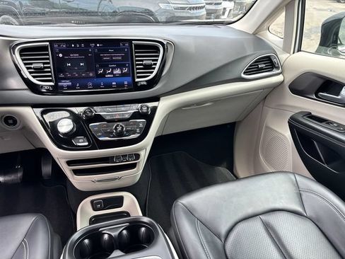 Used 2024 Chrysler Pacifica Touring-L FWD image 13