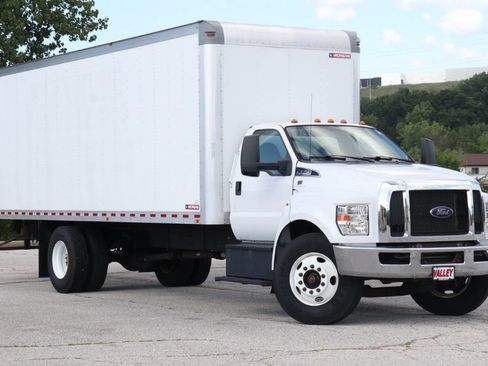 Used 2019 Ford F750 2WD Regular Cab Super Duty image 2