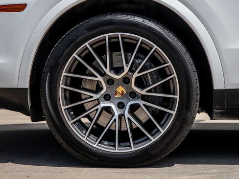 Certified 2023 Porsche Cayenne AWD/4WD image 15