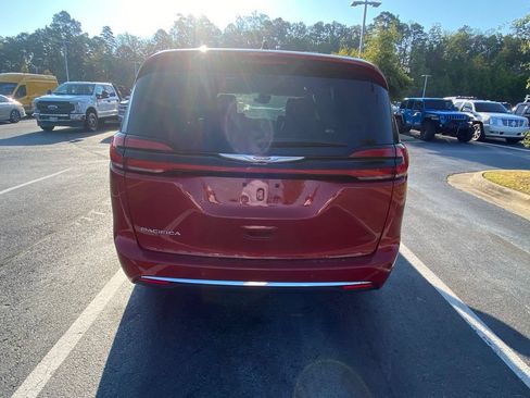Used 2025 Chrysler Pacifica Select FWD image 6