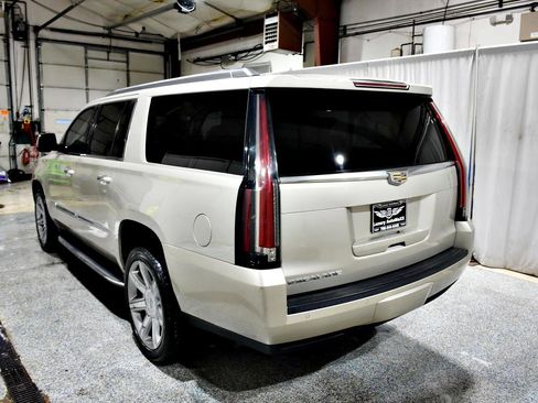 Used 2016 Cadillac Escalade ESV Luxury image 29