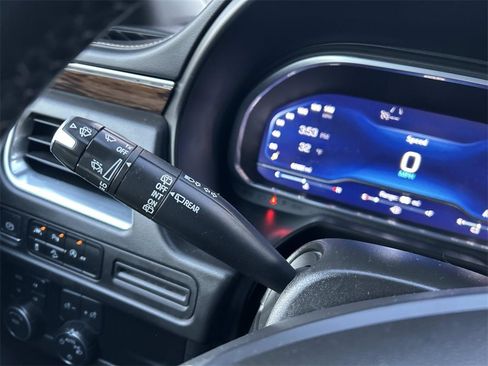 Used 2023 Chevrolet Suburban Premier image 27