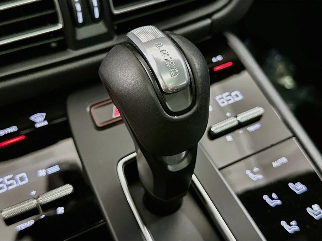 Certified 2025 Porsche Macan AWD/4WD image 18