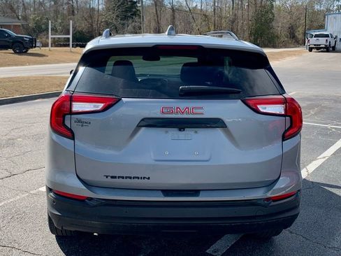 Used 2024 GMC Terrain SLE w/ Driver Convenience Package image 3