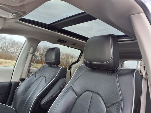 Used 2024 Chrysler Pacifica Limited image 5