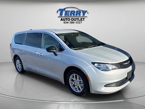 Used 2024 Chrysler Voyager LX image 2