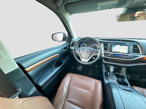 Used 2017 Toyota Highlander Limited Platinum image 22