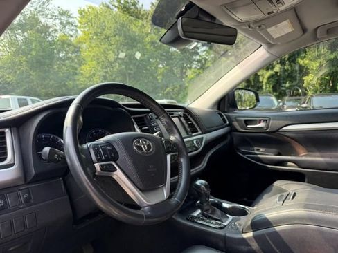 Used 2019 Toyota Highlander XLE AWD/4WD image 10