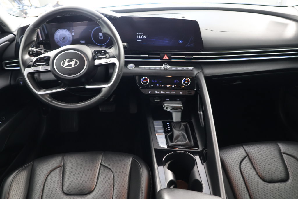 Used 2025 Hyundai Elantra Limited FWD image 2