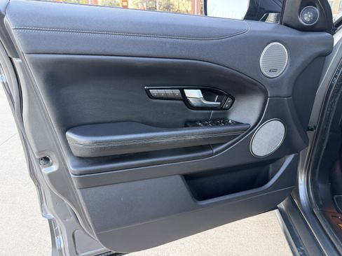 Used 2019 Land Rover Range Rover Evoque SE Premium image 21