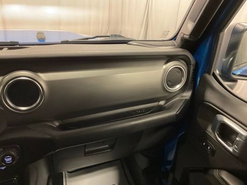 Used 2021 Jeep Gladiator Overland w/ Cold Weather Group image 23