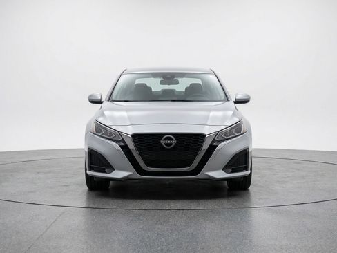 Used 2025 Nissan Altima 2.5 SV image 2