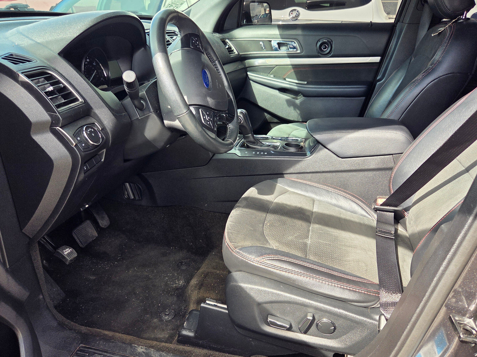 Used 2018 Ford Explorer XLT w/ Equipment Group 202A FWD image 5