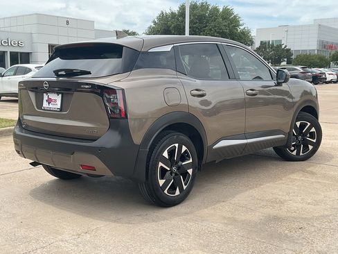 Used 2025 Nissan Kicks SV AWD/4WD image 5