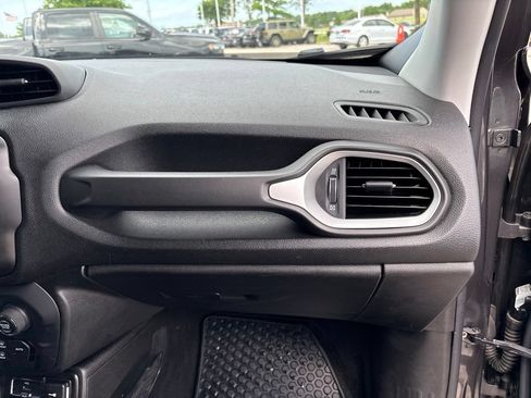Used 2020 Jeep Renegade Latitude w/ Cold Weather Group AWD/4WD image 48