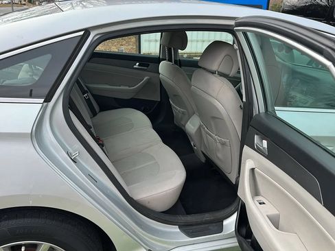 Used 2015 Hyundai Sonata SE w/ Option Group 09 FWD image 16