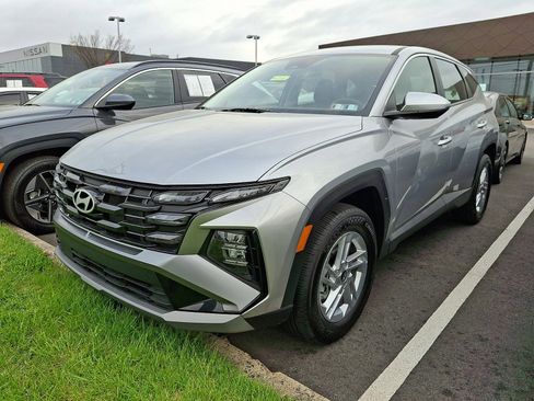Used 2025 Hyundai Tucson SE image 2