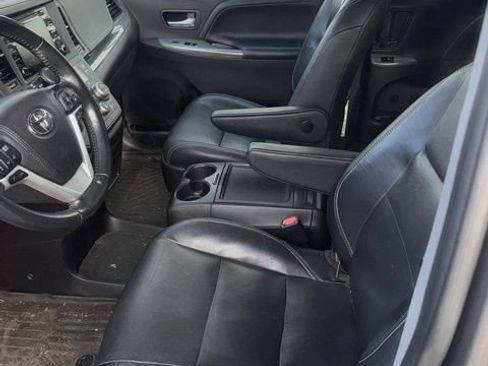 Used 2018 Toyota Sienna SE w/ SE Preferred Package image 7