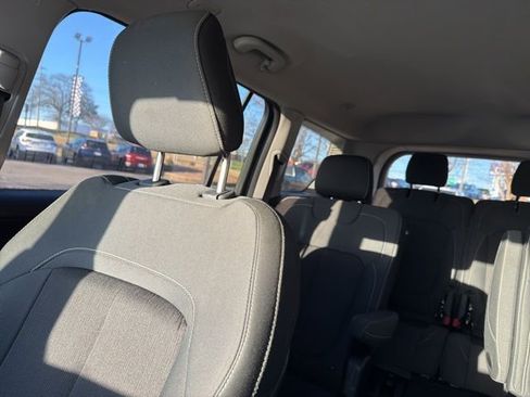 Used 2023 Jeep Grand Cherokee L Laredo image 15