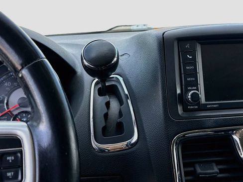 Used 2015 Chrysler Town & Country Touring FWD image 16