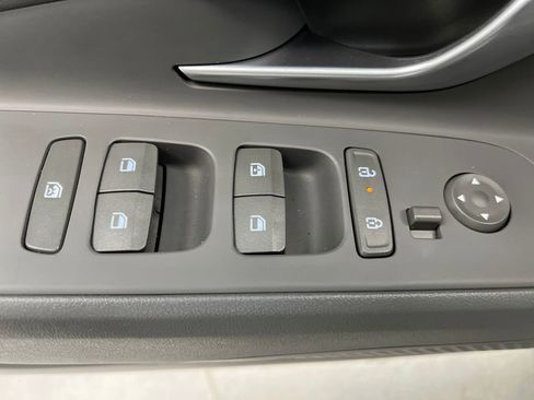 Used 2025 Hyundai Elantra SEL image 12