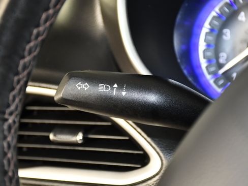 Used 2020 Chrysler Pacifica Touring-L FWD image 22