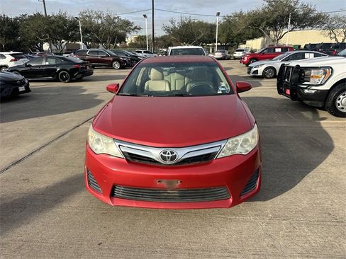Used 2014 Toyota Camry LE image 2
