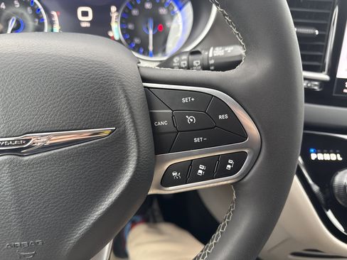 Used 2024 Chrysler Pacifica Touring-L image 17