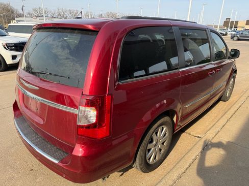 Used 2011 Chrysler Town & Country Touring-L w/ Entertainment Group #2 image 5
