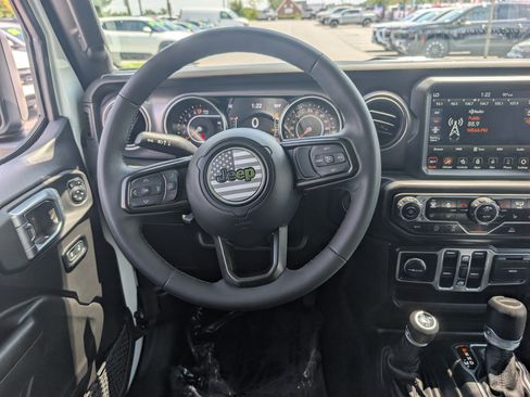 Used 2023 Jeep Gladiator Sport AWD/4WD image 15