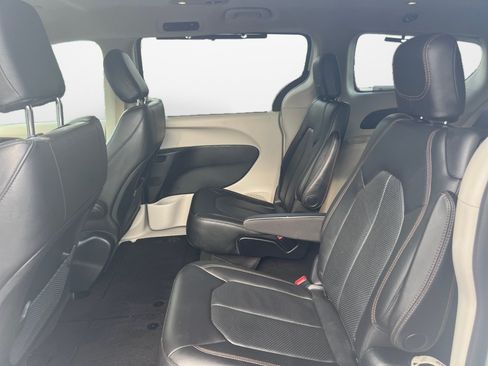 Used 2018 Chrysler Pacifica Touring-L FWD image 16