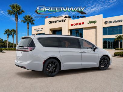 New 2026 Chrysler Pacifica Select w/ S Appearance Package