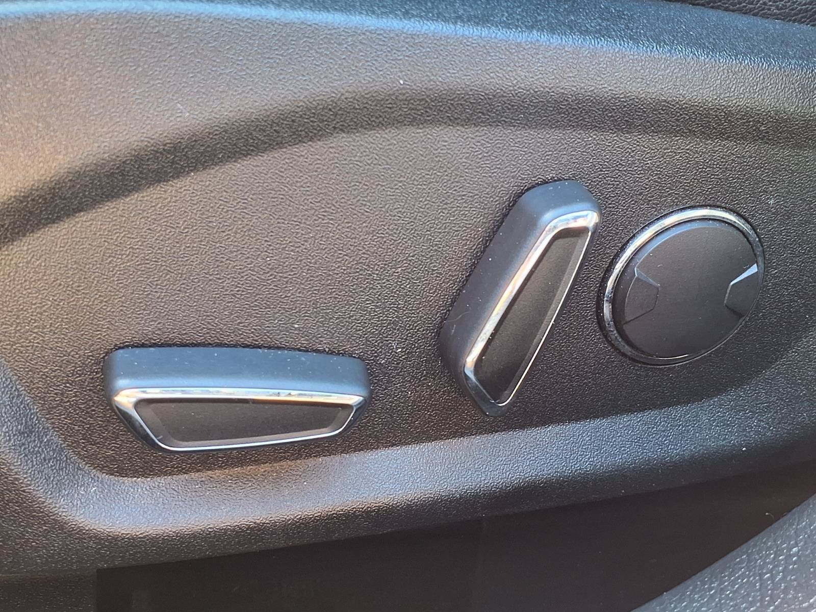 Used 2018 Ford Fusion SE w/ Equipment Group 201A FWD image 12