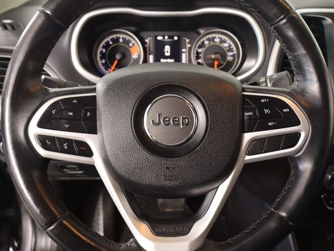 Used 2018 Jeep Cherokee Latitude Plus image 3