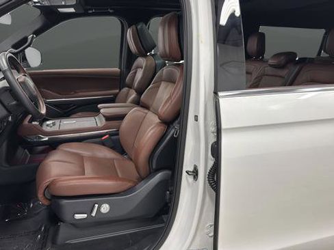 Used 2025 Lincoln Navigator L Reserve AWD/4WD image 9