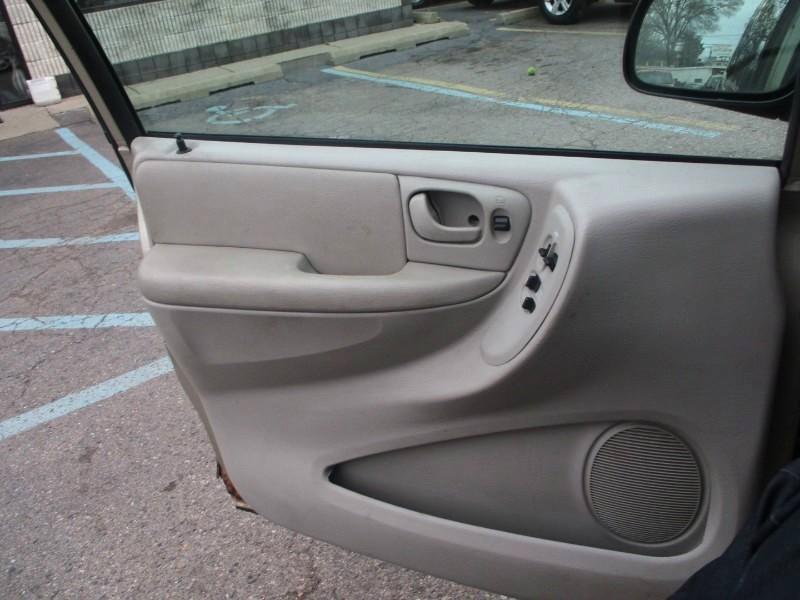 Used 2007 Chrysler Town & Country Touring FWD image 17