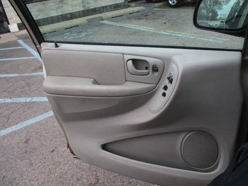 Used 2007 Chrysler Town & Country Touring FWD image 17