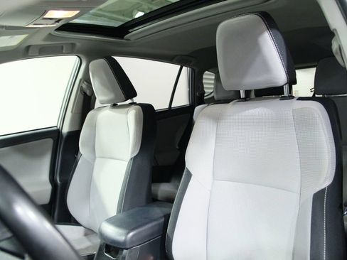Used 2018 Toyota RAV4 XLE AWD/4WD image 6