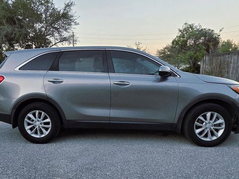 Used 2017 Kia Sorento L image 4