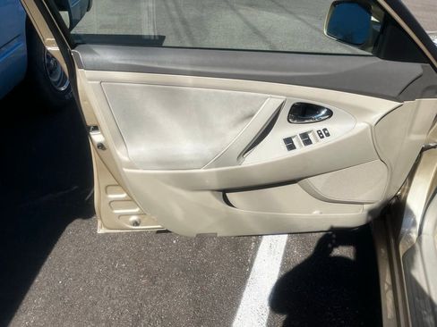 Used 2010 Toyota Camry SE image 10