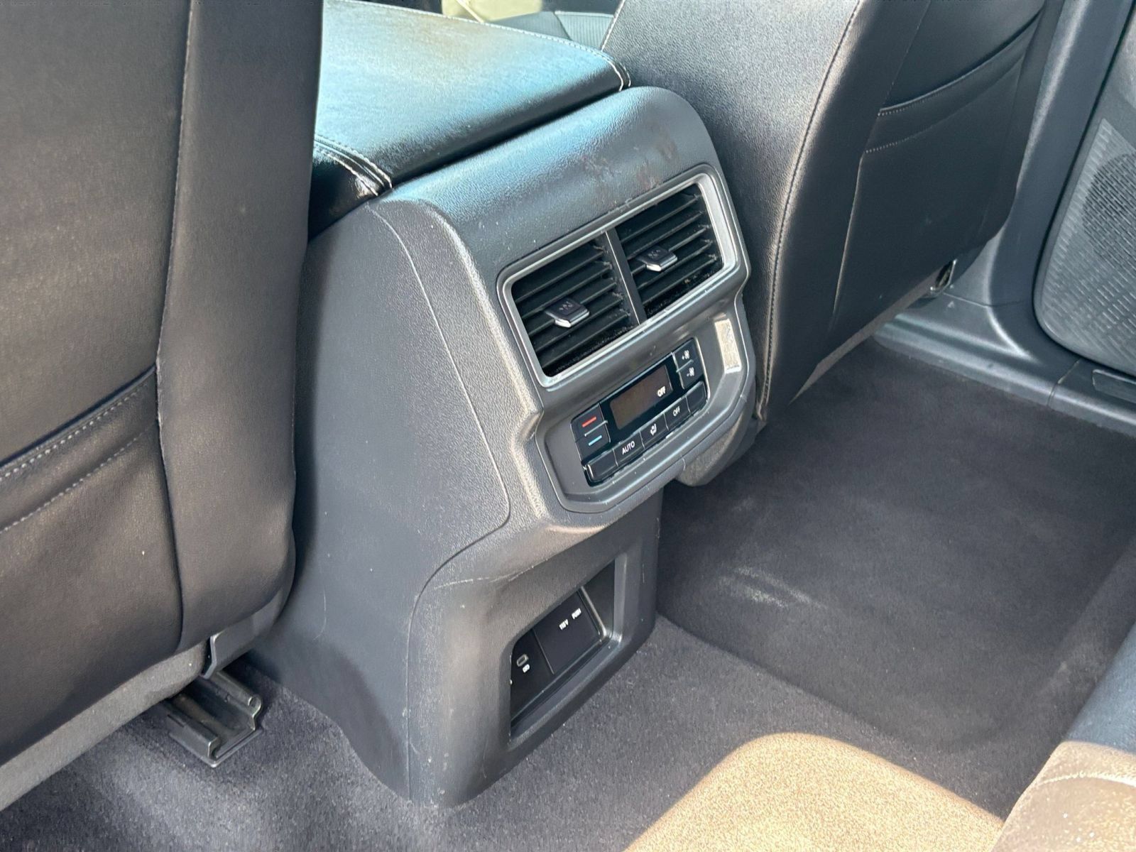 Used 2024 Volkswagen Atlas SE AWD/4WD image 24