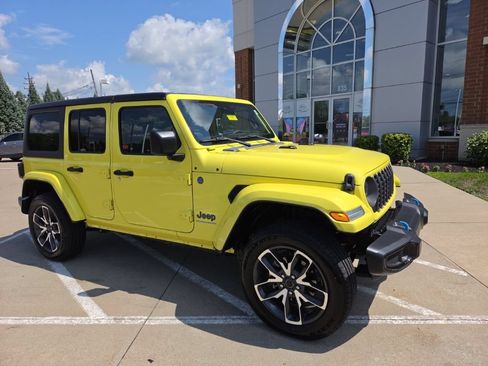 Used 2024 Jeep Wrangler Unlimited w/ Convenience Group AWD/4WD image 2